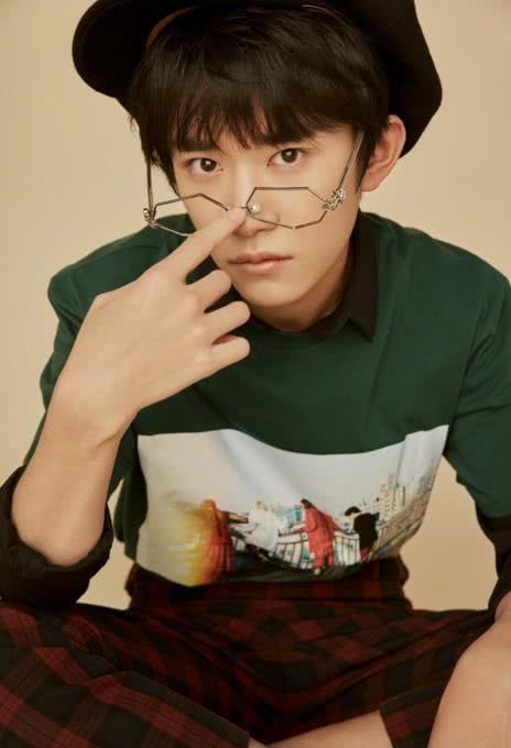 娱乐圈爆料圆脸小花哥哥,圆脸小花与神秘哥哥的甜蜜互动，揭秘背后故事  第1张